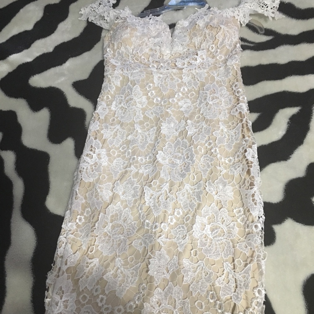 Beautiful off shoulders dress, worn only once!!